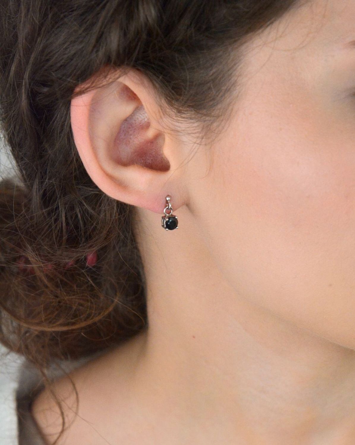 Srebrne kolczyki z ciemnogranatowym kamieniem na sztyft KM 464szafir – klasyczna elegancja.jpg